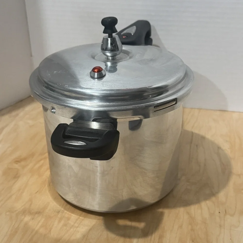 Mirro-Matic Pressure Cooker 92140 4 QT Silver Aluminum Never Used